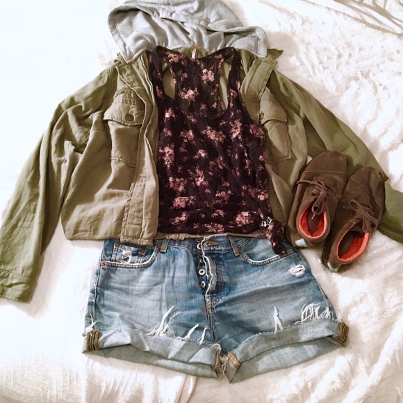 ⛔️SOLD⛔️ 🌸Free People flowered tank🌸 - Picture 2 of 6